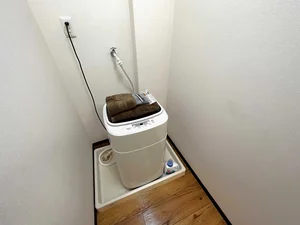 【洗濯機画像】ホテルと違い洗濯機がある生活は良いですね♪7日以上の利用なら草津駅前(草津野村)ウィークリーマンションをご利用下さい★洗濯洗剤も完備‼