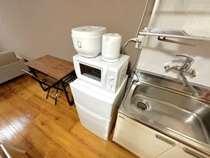 【冷蔵庫・電子レンジ】ホテルと違い草津駅前(草津野村)ウィークリーマンションでは標準設備♪一人暮らしに適した冷蔵庫なので1週間以上の暮らしに最適★お客様の声から今の形になりました。