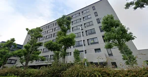 草津市役所まで車で8分、2.4km。