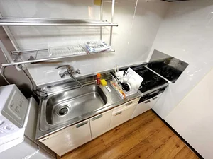 【キッチン画像】草津駅前(草津野村)ウィークリーマンションでは、冷蔵庫や電子レンジ・ケトル・炊飯器などもご用意しております(*'ω'*)