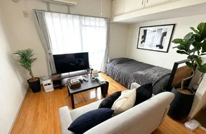 お部屋は広々9.0帖♪ベッドはシングルタイプのご用意となります。※植木と額とクッションなどの装飾は写真用です。