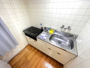 嬉しい2口IHを完備★お箸、お鍋、包丁、お皿、ボウル、お玉、食器用洗剤、簡単な調理器具は各種取り揃えています♪