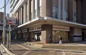 セブン-イレブン ＪＲ大津駅前店まで徒歩6分、400m。