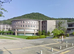 立命館大学まで車で9分、4.0km。