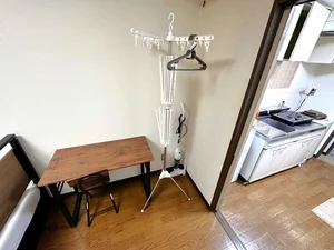 【PC作業デスク】富山県高岡市ウィークリーマンションでは、長期出張にも併せてPC作業デスクを完備しております。駅前からもアクセスが良いので出張に是非ご利用下さい。