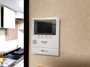 【設備画像】防犯対策もバッチリ★TV付きインターホンは女性の富山県高岡市ウィークリーマンションでの1人暮らしでも安心してお過ごしいただけます♪