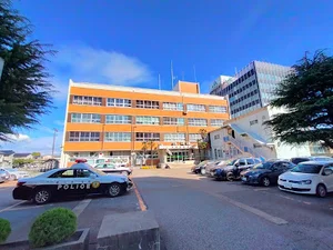 富山県警察高岡警察署まで車で8分