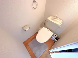 【トイレ画像】ウォシュレット付トイレです(*^^)v清掃道具もご用意しております☆彡高岡(高岡市役所前)ウィークリーマンションでは標準設備です♪