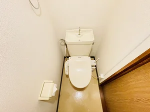 ウォシュレットつきのトイレです。老若男女皆様に安心してご利用いただけますね☆トイレにもトイレ用洗剤とトイレ用ブラシをご用意しておりますので長期ご利用の場合の気になる汚れなどもお掃除して頂けます＾＾