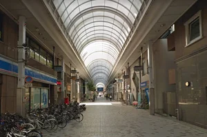 高松駅前ショッピングアーケードまで車で７分、1.6km。