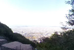 屋島まで車で車で15分、5.9km。屋島まで車で車で15分、5.9km。