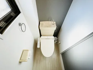 ウォシュレットつきのトイレです。老若男女皆様に安心してご利用いただけますね☆トイレにもトイレ用洗剤とトイレ用ブラシをご用意しておりますので長期ご利用の場合の気になる汚れなどもお掃除して頂けます＾＾