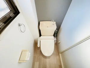 ウォシュレットつきのトイレです。老若男女皆様に安心してご利用いただけますね☆トイレにもトイレ用洗剤とトイレ用ブラシをご用意しておりますので長期ご利用の場合の気になる汚れなどもお掃除して頂けます＾＾