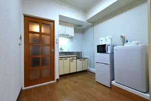 家具家電が豊富に揃っていて　生活を充実！　キッチンも広々お使いいただけます！　食器類や調理器具もあり自炊可能！