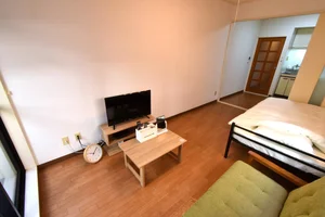 ソファ付きでゆったりした空間！　リネン類やティッシュや消臭スプレーなど備品類も多く取り揃えております。