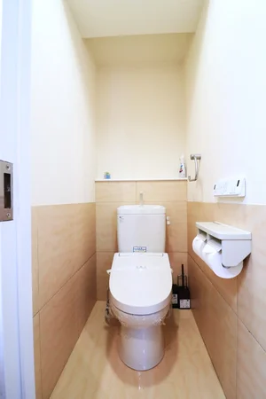 温水暖房便座付き　快適性向上：寒い季節でも座った瞬間から暖かく、ストレスなく利用可能。  衛生面の向上：温水洗浄機能により手軽に清潔を保てるため、出張中も安心。  健康への配慮：冷たい便座による体の負担や血流の冷えを軽減できる。  利用効率：忙しい出張時でも快適に利用でき、短時間でリフレッシュ可能。  高級感・満足度：一般的な便座より快適で、ビジネス滞在時の居心地を向上。