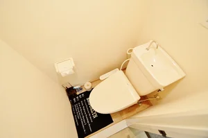 【トイレ画像】ウォシュレット付トイレです(*^^)v清掃道具もご用意しております☆彡富山滑川市(滑川市役所前)ウィークリーマンションでは標準設備です♪