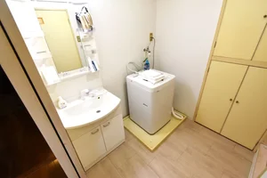 独立洗面台付で朝自宅やお風呂上りにすごく便利な設備！