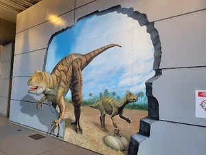 駅舎恐竜壁画まで徒歩11分