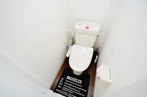【トイレ画像】ウォシュレット付トイレです(*^^)v清掃道具もご用意しております☆彡福井県坂井市(春江駅前)ウィークリーマンションでは標準設備です♪