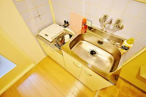 【イメージ】キッチンには冷蔵庫、ケトル、炊飯器、調理器具を完備。ホテルと違い自炊できるのでで長期ご利用のお客様でも安心ですね!松坂市(松坂駅前)ウィークリーマンションの強みです♪