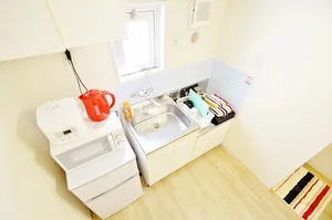 【イメージ】キッチンには冷蔵庫、ケトル、炊飯器、調理器具を完備。ホテルと違い自炊できるのでで長期ご利用のお客様でも安心ですね!JR亀山駅前(スーパーサンシ亀山エコー店)ウィークリーマンションの強みです♪