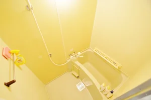 【JR亀山駅前(スーパーサンシ亀山エコー店)ウィークリーマンションバス画像イメージ】JR亀山駅前(スーパーサンシ亀山エコー店)マンスリーマンションでは、バスルームにも多数の備品を設置。シャンプー、トリートメント、ドライヤーは標準設備♪