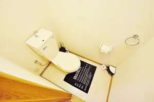 【トイレ画像】ウォシュレット付トイレです(*^^)v清掃道具もご用意しております☆彡四日市市(四日市塩浜駅前)ウィークリーマンションでは標準設備です♪