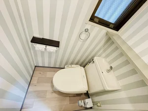 ウォシュレットつきのトイレです。老若男女皆様に安心してご利用いただけますね☆トイレにもトイレ用洗剤とトイレ用ブラシをご用意しておりますので長期ご利用の場合の気になる汚れなどもお掃除して頂けます＾＾