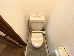 トイレ用洗剤、ブラシをご用意しておりますので長期ご利用の場合の気になる汚れなどもお掃除して頂けます♪オプション不要の滋賀大津駅前ウィークリーマンション。