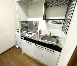 【キッチン画像】滋賀大津駅前ウィークリーマンション♪冷蔵庫、電子レンジ、炊飯器、ケトル、調理器具や食器類もご用意しております(^^♪
