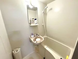 【滋賀大津駅前ウィークリーマンションバス画像】滋賀大津駅前マンスリーマンションでは、バスルームにも多数の備品を設置。シャンプー、トリートメント、ドライヤーは標準設備♪