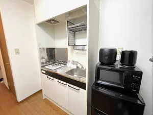 お箸、お鍋、包丁、お皿、ボウル、お玉、食器用洗剤、簡単な調理器具は各種取り揃えています♪