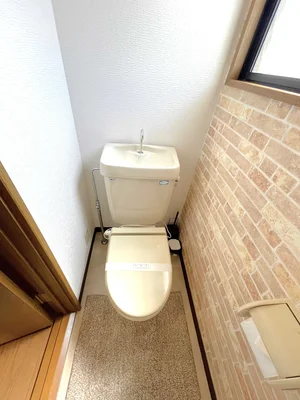 温水洗浄便座のトイレです。トイレ用洗剤とトイレ用ブラシをご用意しておりますので長期ご利用の場合の気になる汚れなどもお掃除して頂けます＾＾