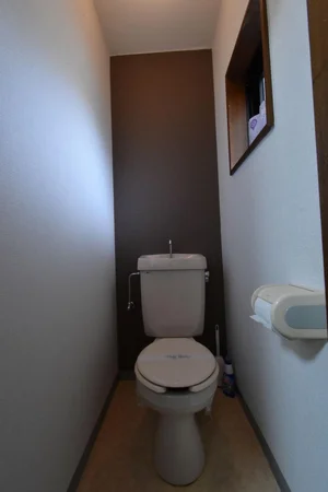 バストイレ別で　洗剤やペーパーもあります！　清潔に保てるので長期の滞在にも！
