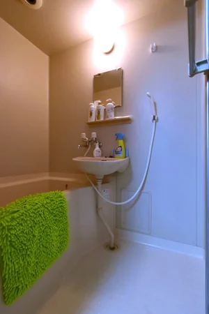 シャンプーやコンディショナーボディーソープなどあり！　湯船にお湯を張れるので浸かることができて一日の疲れを落としていただけます。