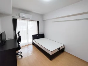 写真はお部屋のイメージです。ラグなどの室内装飾はございません。