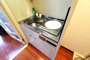 システムキッチン　1口IHにて、食器類豊富！　自炊可能で長期滞在でも健康面にも考慮できます！