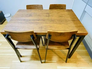 4人掛けのダイニングテーブル付☆★カウンターキッチンの隣にダイニングテーブルがありますので、お料理を運ぶのも簡単です♪♪