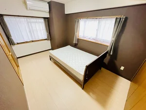 セミダブルのベッドになります★エアコンも付いてます♪