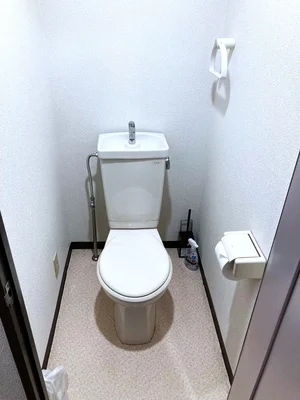 【トイレ画像】ウォシュレット付トイレです(*^^)v清掃道具もご用意しております☆彡滋賀大津(錦織３丁目)ウィークリーマンションでは標準設備です♪