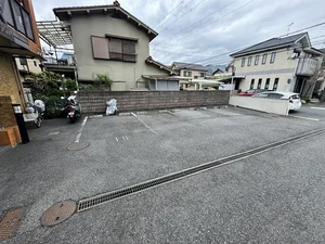 【敷地内駐車場】大津ウィークリーマンションでは利便性が良い物件を揃えてます。大津エリアに詳しくないお客様もご連絡頂ければ専門スタッフがしっかり物件選定を行います。お気軽にお問い合わせください★