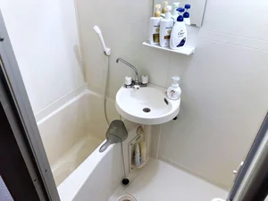 【滋賀大津(錦織３丁目)ウィークリーマンションバス画像】滋賀大津(錦織３丁目)マンスリーマンションでは、バスルームにも多数の備品を設置。シャンプー、トリートメント、ドライヤーは標準設備♪