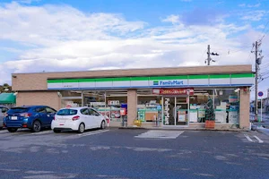 ファミリーマート 富山堀川町店まで徒歩12分