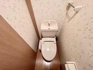 【トイレ画像】ウォシュレット付トイレです(*^^)v清掃道具もご用意しております☆彡富山ＩＣ(富山村田製作所)ウィークリーマンションでは標準設備です♪