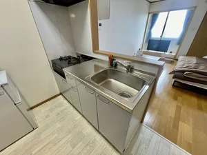 【キッチン画像】富山ＩＣ(富山村田製作所)ウィークリーマンション♪冷蔵庫、電子レンジ、炊飯器、ケトル、調理器具や食器類もご用意しております(^^♪
