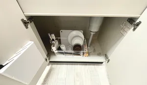 キッチンには冷蔵庫、ケトル、炊飯器、調理器具を完備。ホテルと違い自炊できるのでで長期ご利用のお客様でも安心ですね！富山ＩＣ(富山村田製作所)ウィークリーマンションの強みです♪