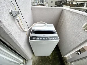 【洗濯機画像】ホテルと違い洗濯機がある生活は良いですね♪7日以上の利用なら大津駅前(丸屋町商店街)ウィークリーマンションをご利用下さい★洗濯洗剤も完備‼
