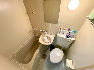 【大津駅前(丸屋町商店街)ウィークリーマンションバス画像】大津駅前(丸屋町商店街)マンスリーマンションでは、バスルームにも多数の備品を設置。シャンプー、トリートメント、ドライヤーは標準設備♪