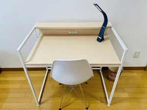 嬉しい照明付き★デスク＆チェアーもあるので、勉強やお仕事にもおススメ♪